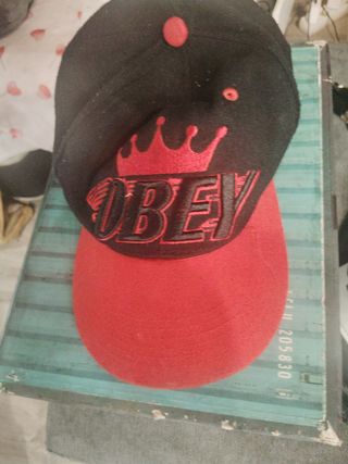 Gorra OBEY negra y roja