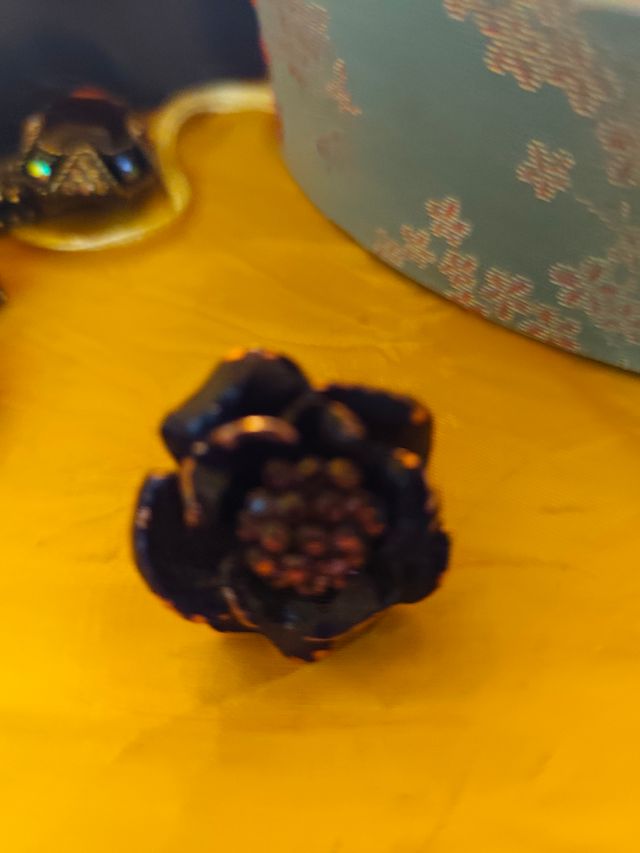 Anelli di vari disegni regolabili tranne il verde.