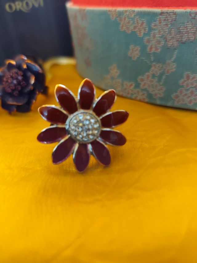 Anelli di vari disegni regolabili tranne il verde.