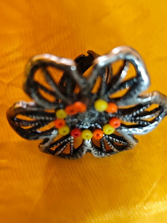 Anelli di vari disegni regolabili tranne il verde.