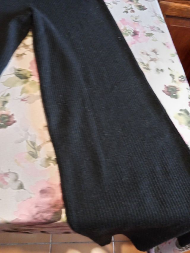 Pantaloni neri a coste