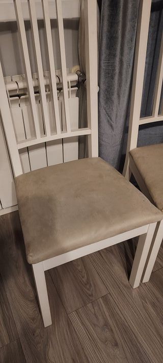 2 sillas - beige y blancas.