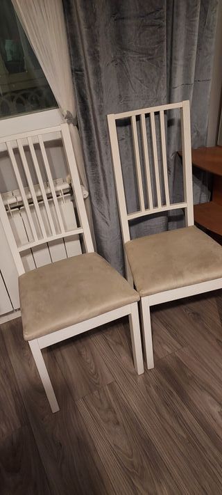 2 sillas - beige y blancas.