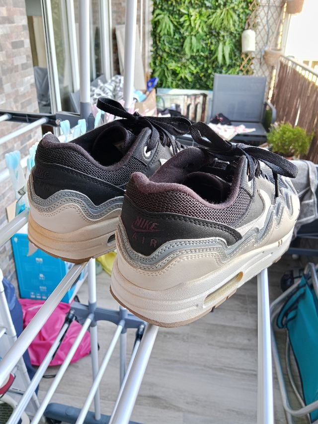 Zapatillas Patta negras y beige