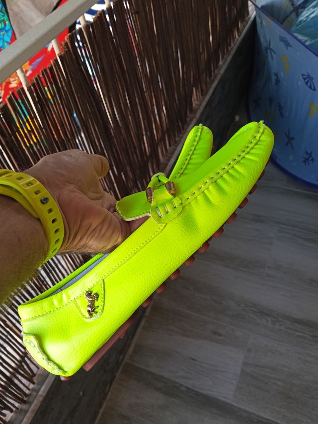 Mocasines amarillos neón