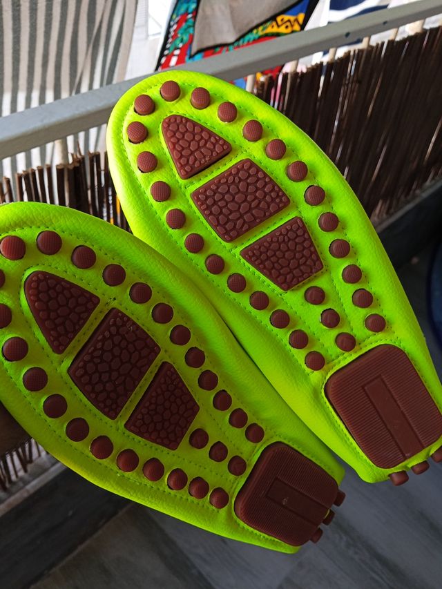 Mocasines amarillos neón