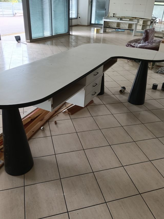 Scrivania negozio - bianca e nera