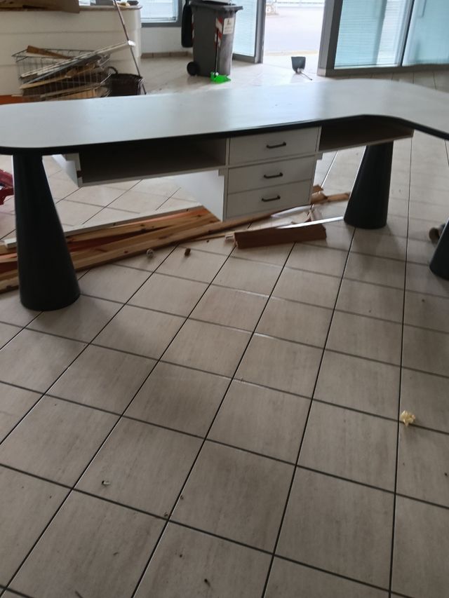 Scrivania negozio - bianca e nera