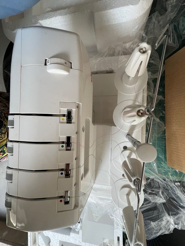 Bernina L460 Taglia e cuci