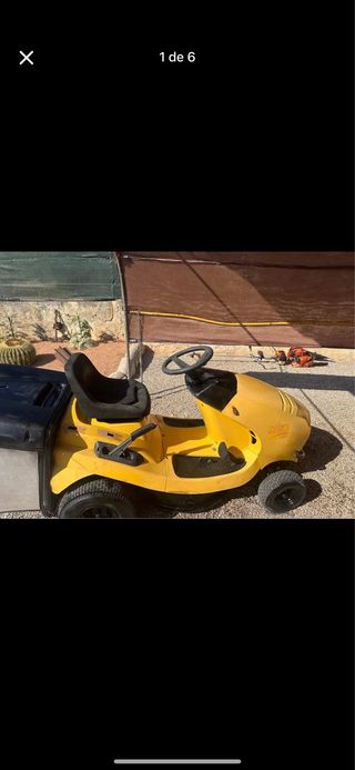 Tractor cortacésped amarillo