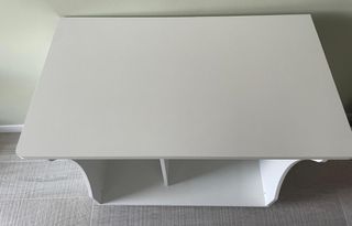 Mesa ordenador blanca con ruedas