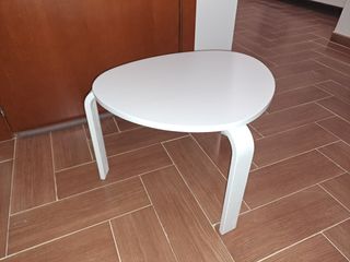 Mesa auxiliar blanca de madera