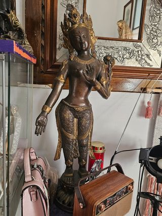 Estatua bronce dorada estilo budista