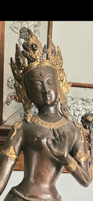 Estatua bronce dorada estilo budista