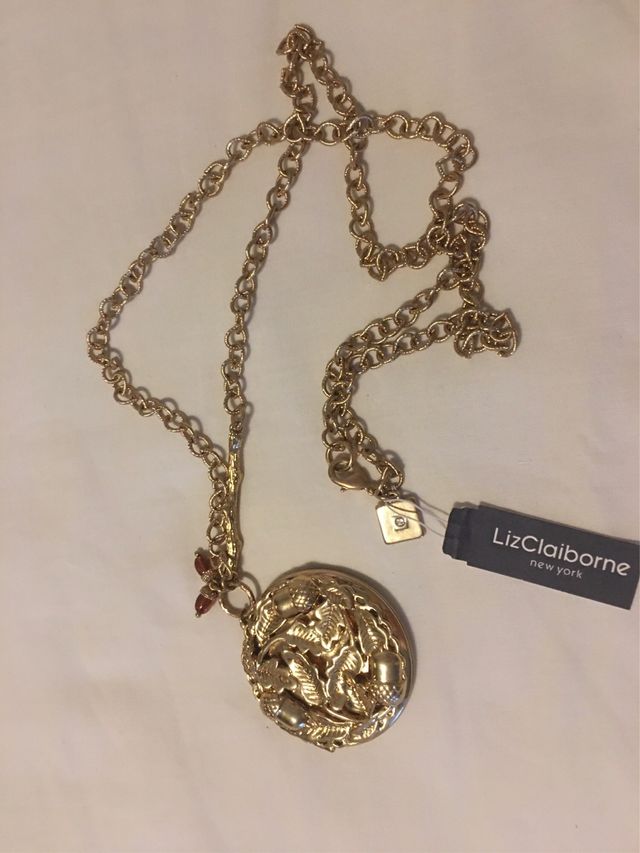 Collar Liz Claiborne dorado xa poner 2 fotos