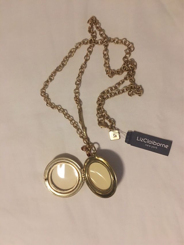 Collar Liz Claiborne dorado xa poner 2 fotos