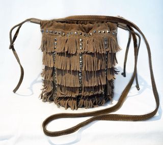 Bolso bandolera flecos y tachuelas marrón