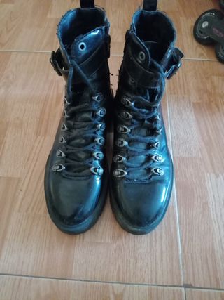 Botas militares negras, tipo rockeras