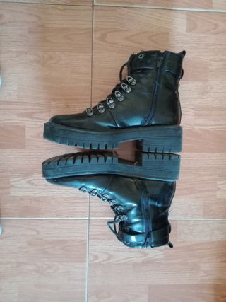 Botas militares negras, tipo rockeras