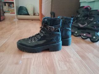 Botas militares negras, tipo rockeras