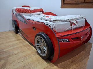 Cama coche niño - roja en perfecto estado