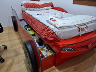 Cama coche niño - roja en perfecto estado