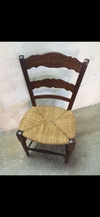 Silla antigua de mimbre y madera