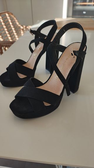Sandalias negras tacón alto