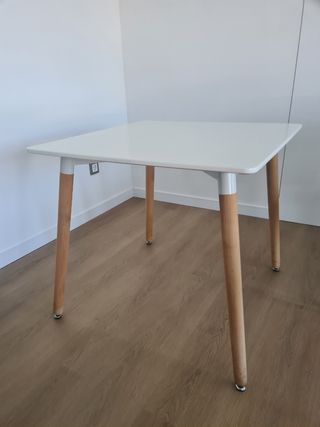 Mesa nórdica blanca y madera
