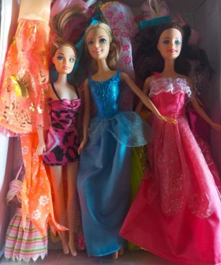Cenicienta + 2 Muñecas + muchos Vestidos y accesor