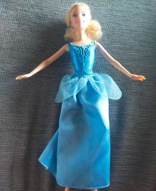 Cenicienta + 2 Muñecas + muchos Vestidos y accesor