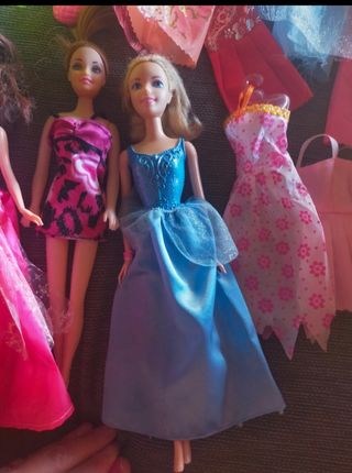 Cenicienta + 2 Muñecas + muchos Vestidos y accesor
