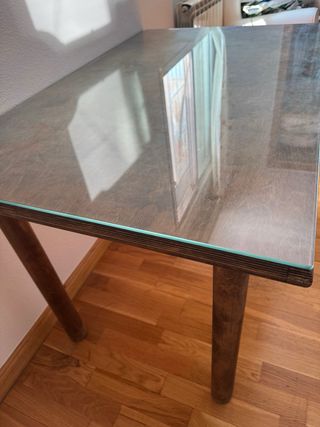 Mesa de madera con sobre de cristal