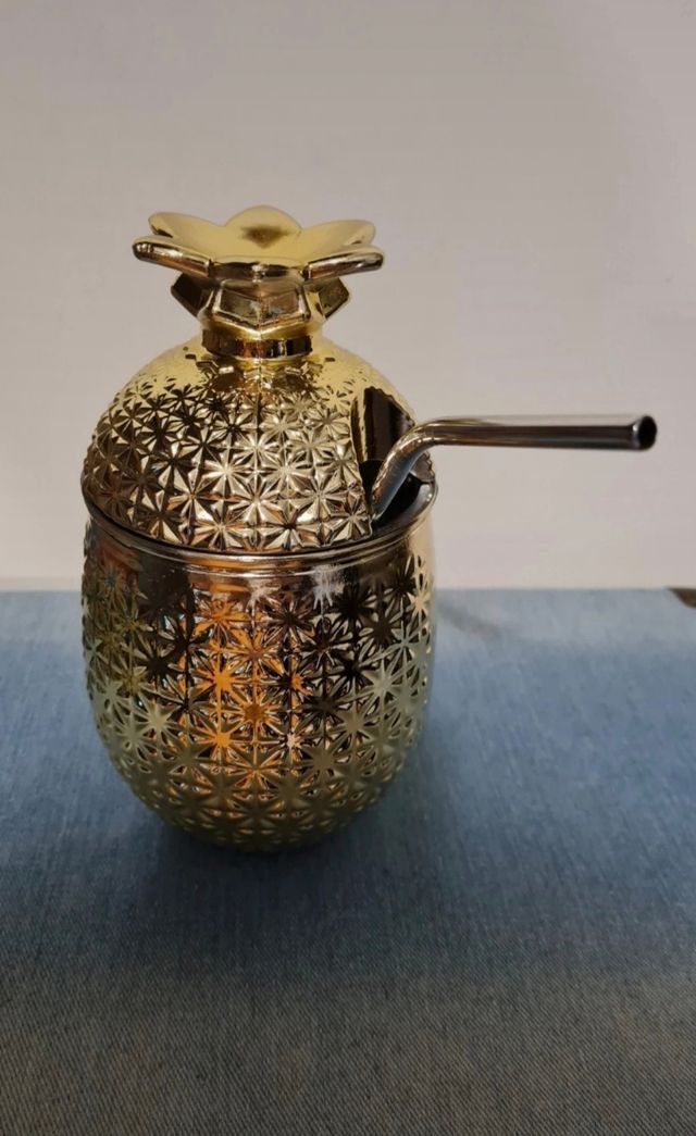 Bicchiere in vetro dorato a forma di ananas