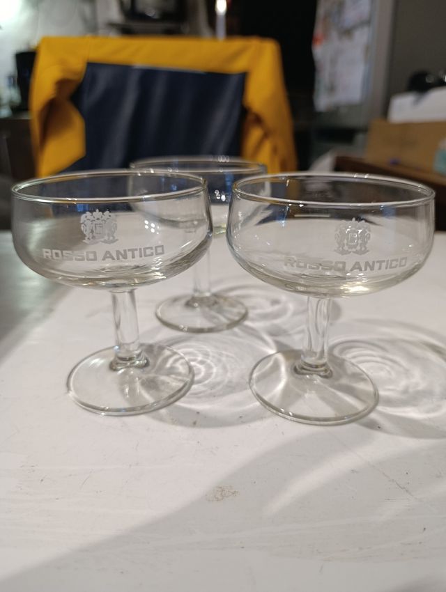 Calici vino trasparenti