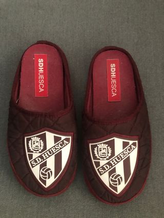 Zapatillas SD Huesca - rojas y del Número 31