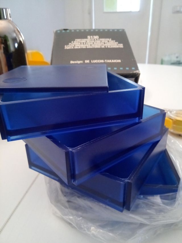 Kartell Portaoggetti girevole blu