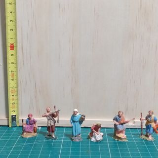 Presepe in plastica con 6 figure di pastori. Misura 3 cm.