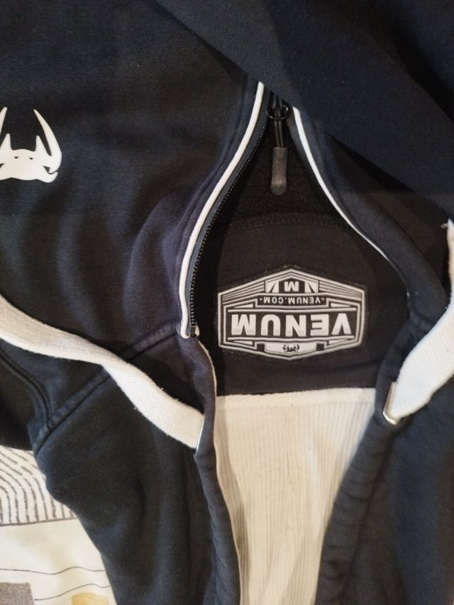 Sudadera Venum negra con capucha