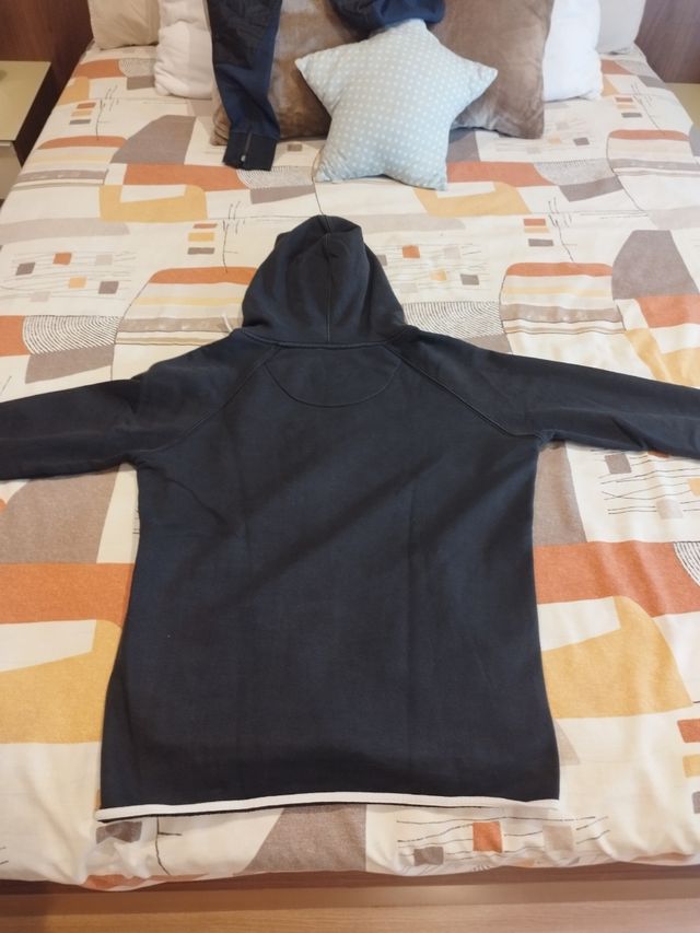 Sudadera Venum negra con capucha