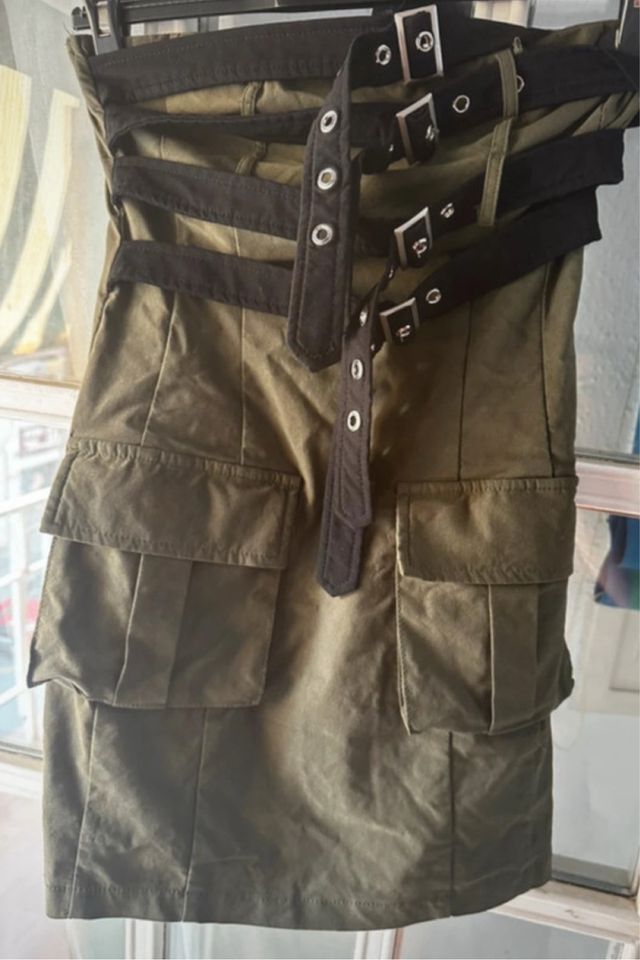 Vestido militar con cinturón