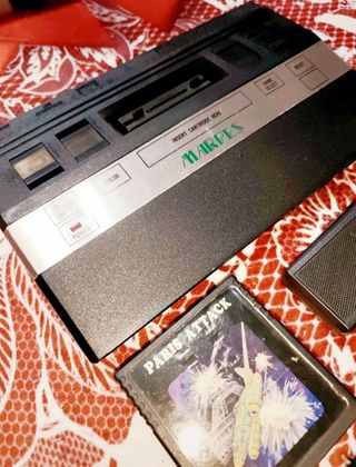 Console vintage simile all'Atari 2600 +ParisAttack