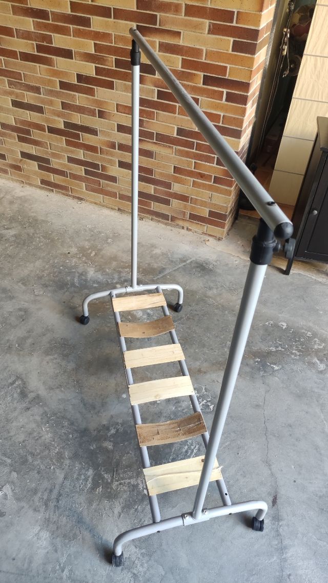 Perchero metálico ruedas - blanco/gris