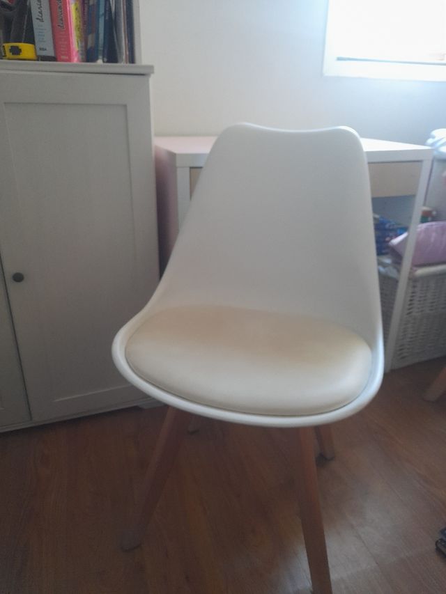 Silla blanca y madera - Diseño moderno