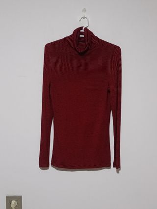 Cuello vuelto a rayas rojas y negras