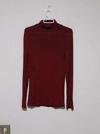 Cuello vuelto a rayas rojas y negras