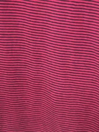Cuello vuelto a rayas rojas y negras