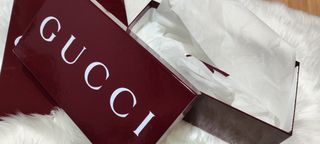 Caja y bolsa Gucci