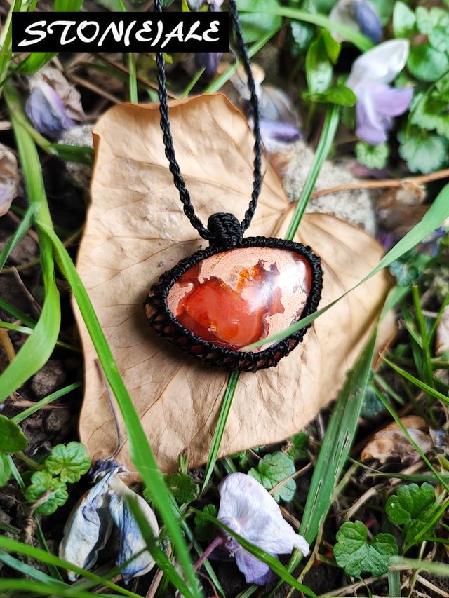 Collana con ciondolo in macrame con opale di fuoco