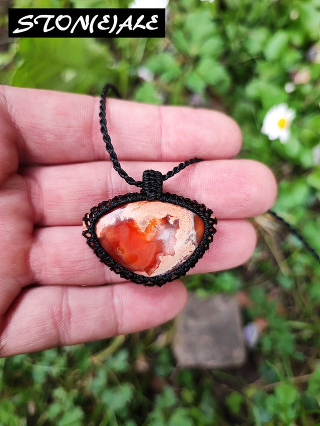 Collana con ciondolo in macrame con opale di fuoco